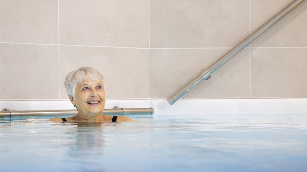 residence-senior-piscine-chauffee-contre-courant